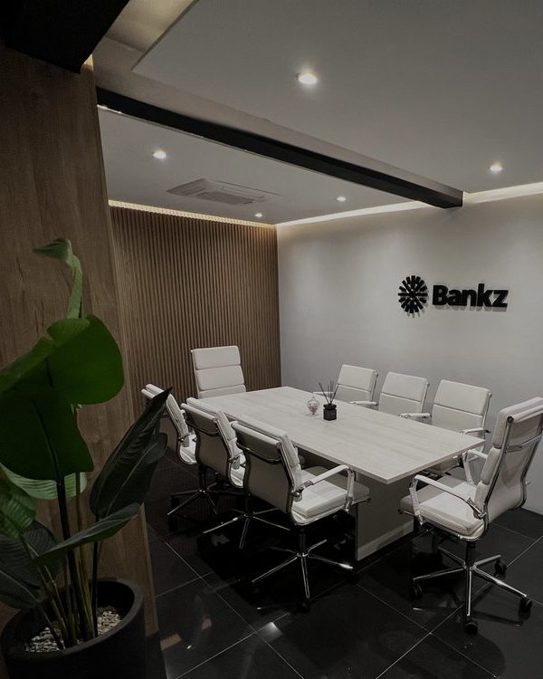 Sala de reuniones privada de Bankz, con mesa para ocho personas.